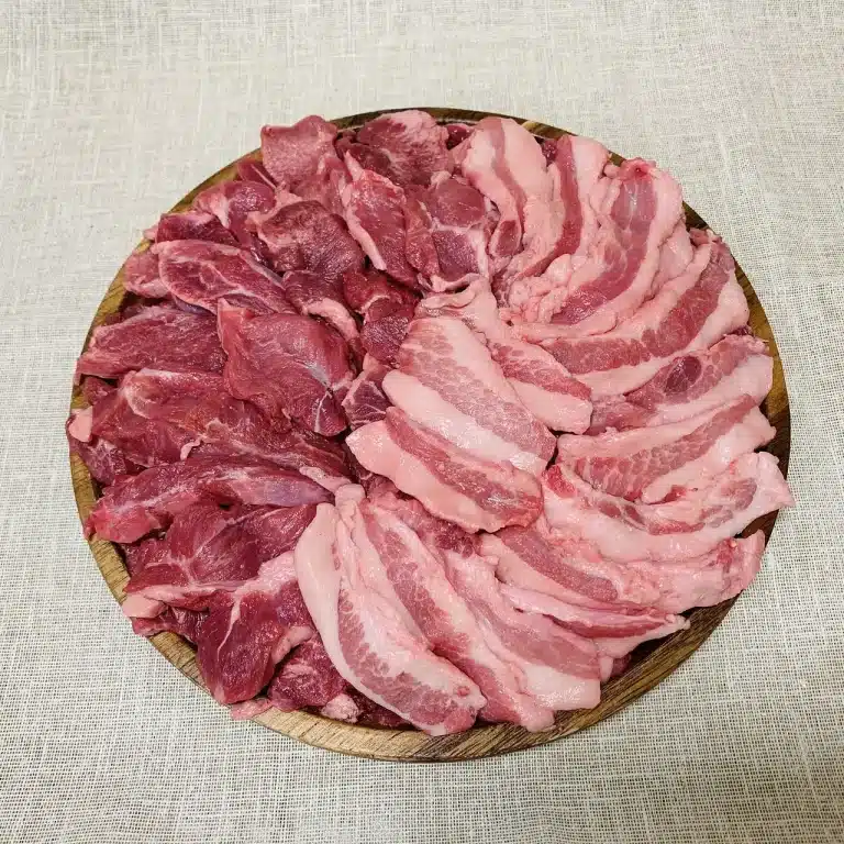 Kan katter spise rått svinekjøtt? Bild